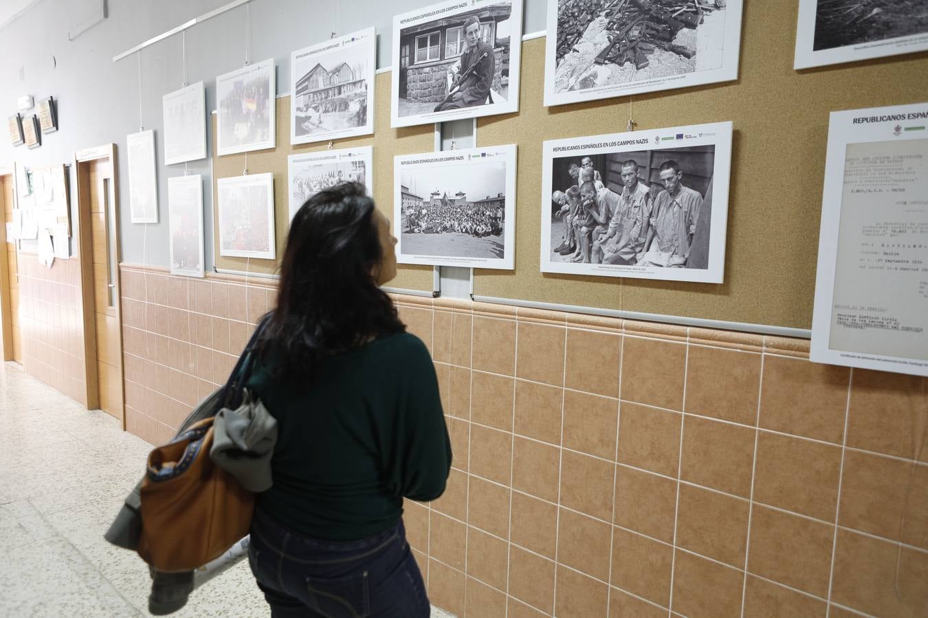 Viernes, 5 de mayo. El Centro de Educación para Personsa Adultas Maestro Martín Cisneros, de Cáceres, acoge una exposición que conmemora el 75 aniversario de la liberación del campo de Mauthausen. Fotografías: Armando Méndez.