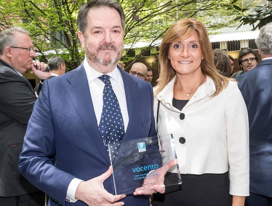 El director de ABC, Bieito Rubido y Ana Delgado Galán, directora general de ABC posan con el premio.