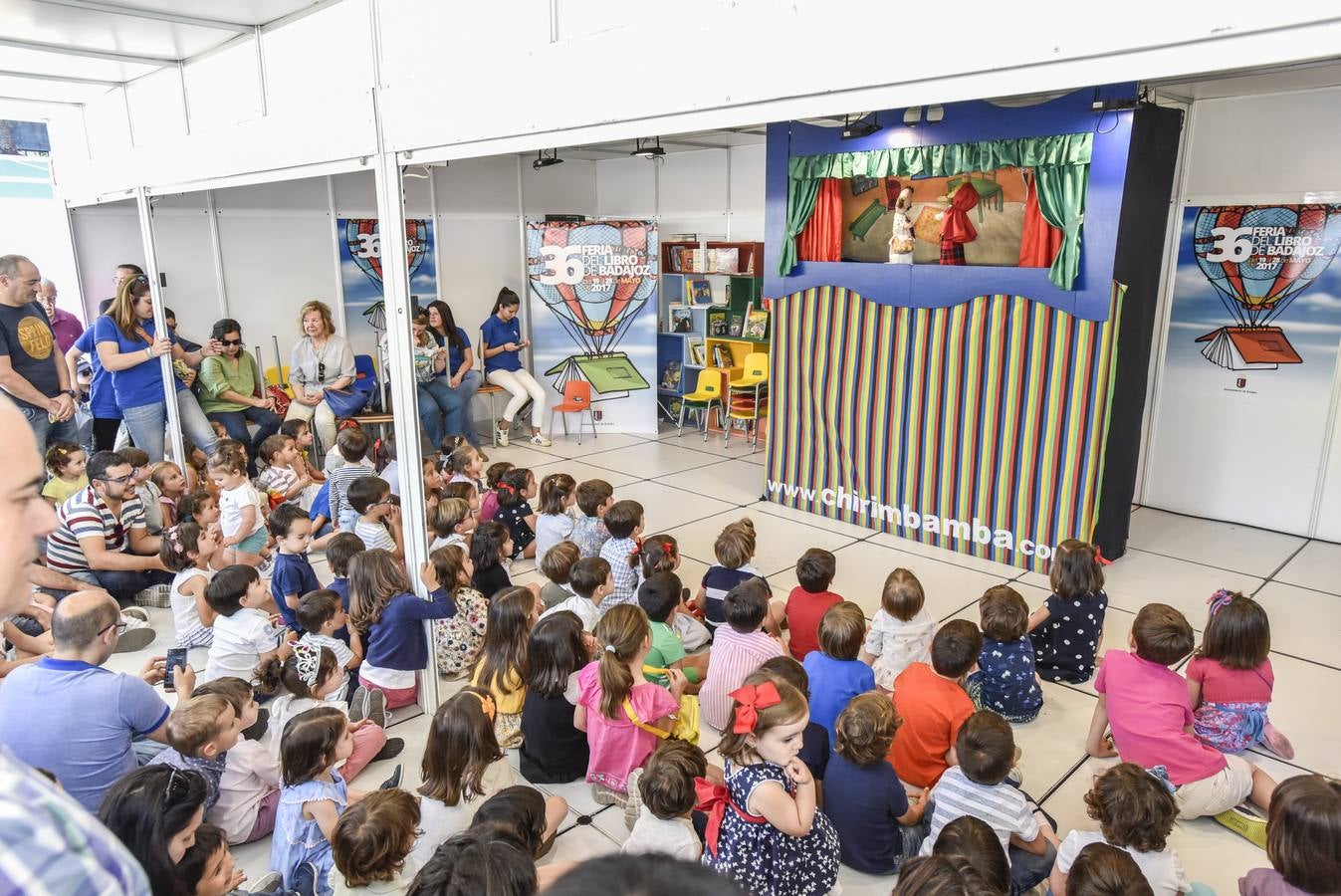Viernes, 19 de mayo. El parque de San Francisco se ha convertido durante la semana en el mejor escaparate durante la 36 Feria del Libro de Badajoz. Fotografías: Pakopí.