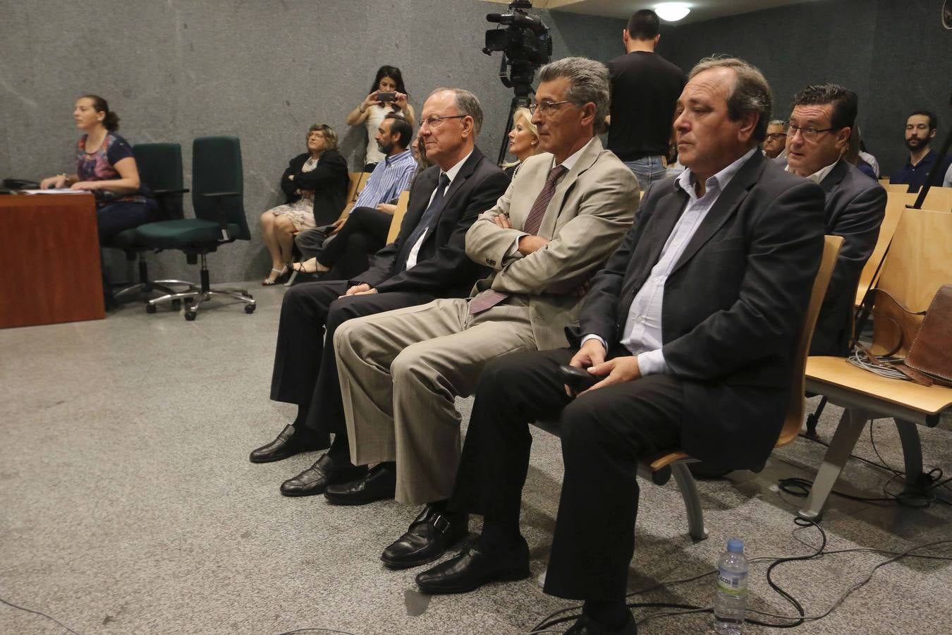 Lunes, 22 de mayo: La Audiencia Provincial de Mérida acogió el inicio de la vista oral del Caso Feval. Testificaron el exdirector general de Feval y exdiputado autonómico del PSOE, José Luis Viñuela; y el exsubdirector general Juan Cerrato y el exadministrador general José Villa.