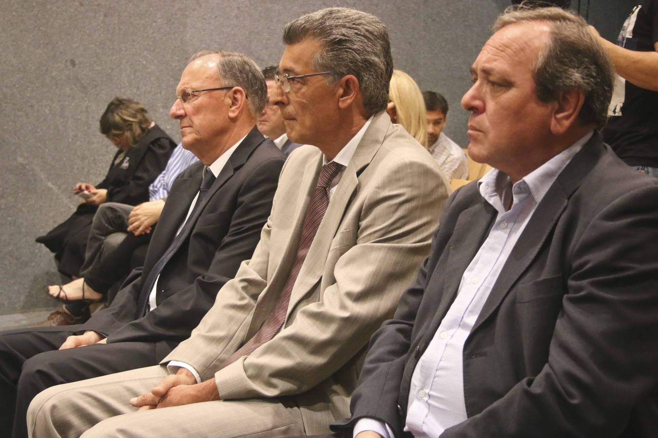 Lunes, 22 de mayo: La Audiencia Provincial de Mérida acogió el inicio de la vista oral del Caso Feval. Testificaron el exdirector general de Feval y exdiputado autonómico del PSOE, José Luis Viñuela; y el exsubdirector general Juan Cerrato y el exadministrador general José Villa.