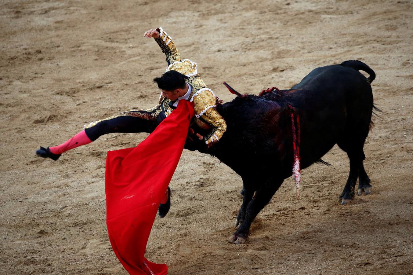 Miércoles, 24 de mayo: Alejandro Talavante fue operado de una cornada en la pierna derecha. El triunfador de la corrida en Las Ventas cortó la única oreja de una corrida con toros de Cuvillo. Fotografías: Agencias