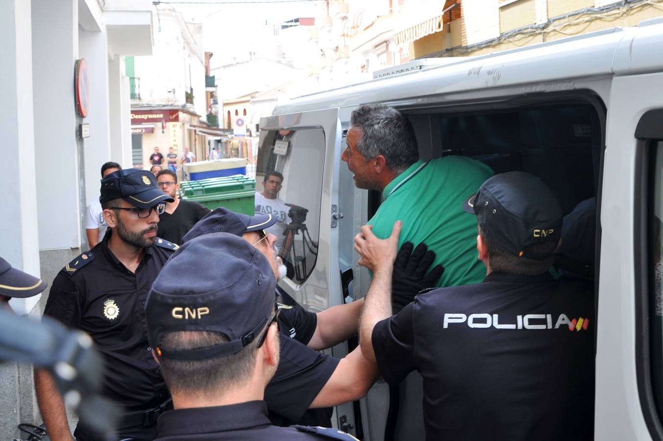 Viernes, 26 de mayo: Entran en prisión los dos detenidos por el crimen de Don Benito. Fotografía: HOY