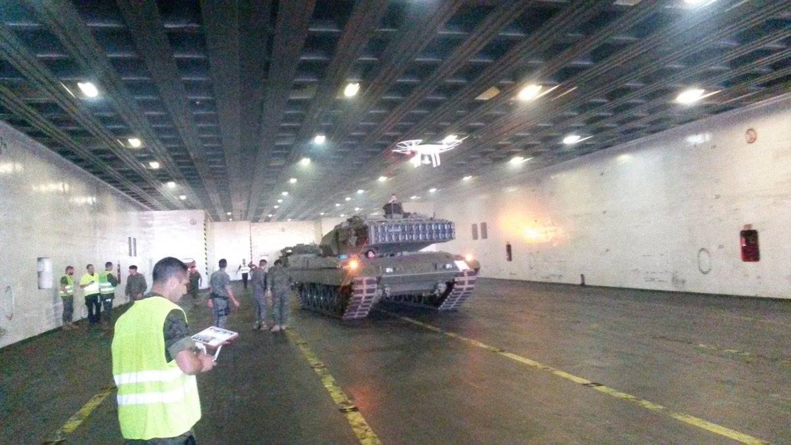 Embarcan en el puerto de Vigo los carros de combate