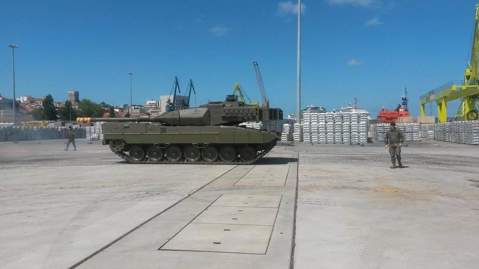 Embarcan en el puerto de Vigo los carros de combate