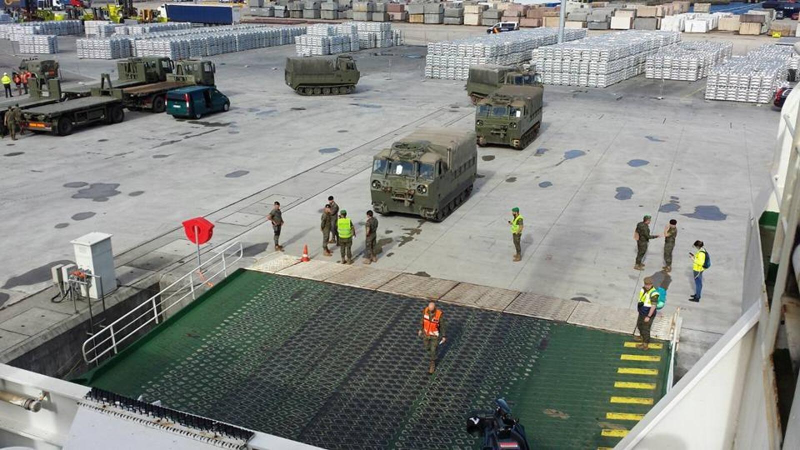 Embarcan en el puerto de Vigo los carros de combate