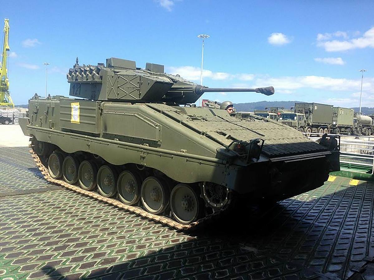 Embarcan en el puerto de Vigo los carros de combate