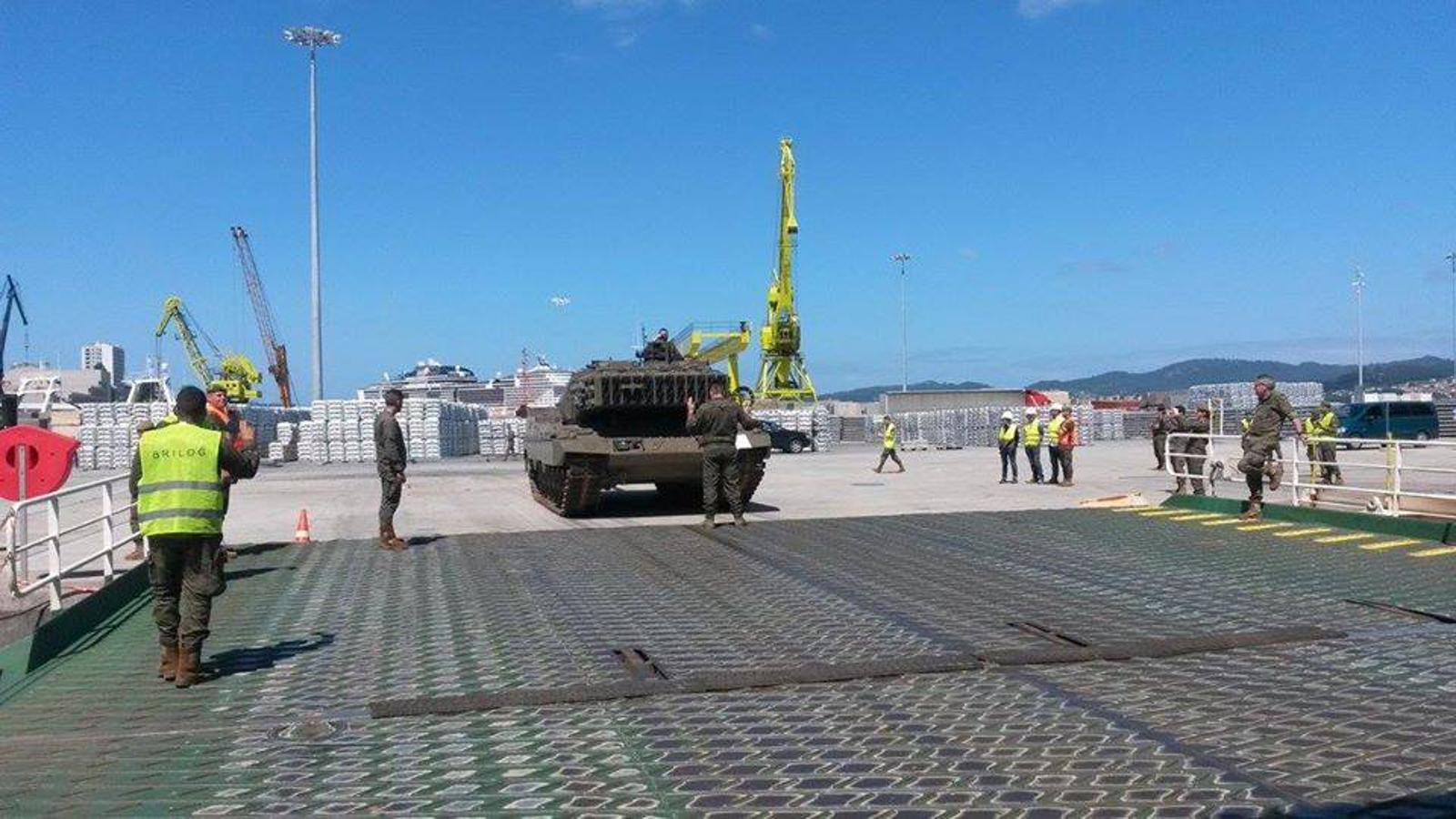 Embarcan en el puerto de Vigo los carros de combate