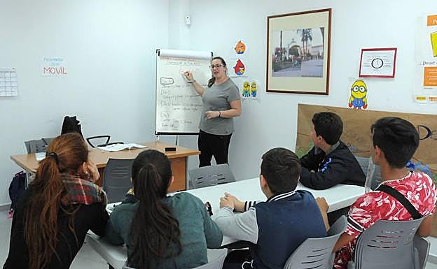 Imagen de archivo de una profesora impartiendo clases en un centro educativo