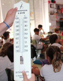 Imagen secundaria 2 - Abanicos hechos con papel o cartón, ventiladores, vaporizadores... Cualquier método vale para combatir el calor en las aulas extremeñas