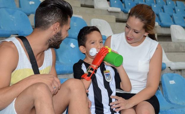 Imagen principal - Dani, un súper niño con la mano de Iron Man