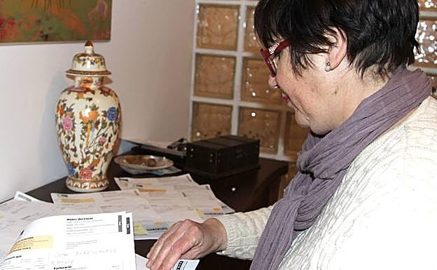 Una mujer revisa las facturas.