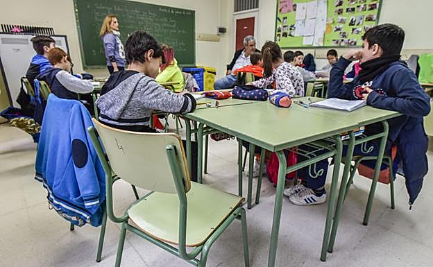 Escolares en un aula de un centro educativo extremeño:: HOY