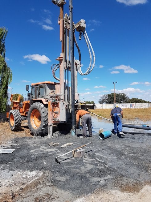 Construcción de los uno de los pozos de sondeo. :: S.E.