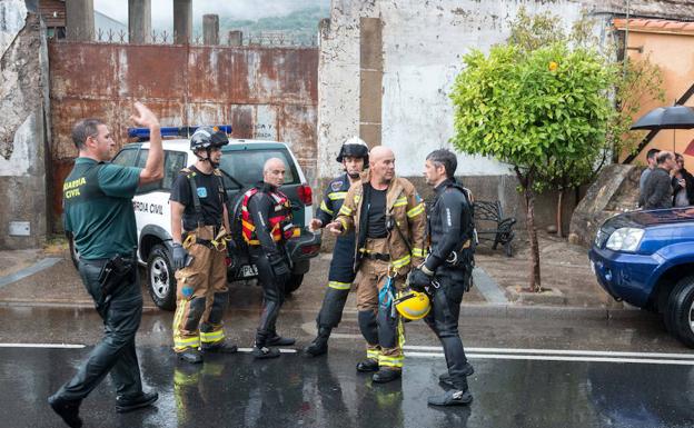 Miembros de los equipos de rescate que participaron en el rescate de los cuerpos:: ANDY SOLÉ