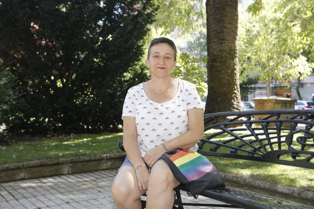 Sisi Cáceres tiene 48 años y vive en Cáceres con su hijo de 10 años. :: armando méndez