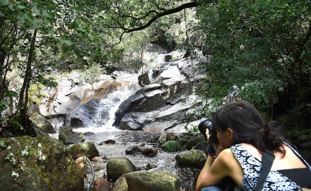 Una turista toma una fotografía en una de las gargantas de la zona. :: 