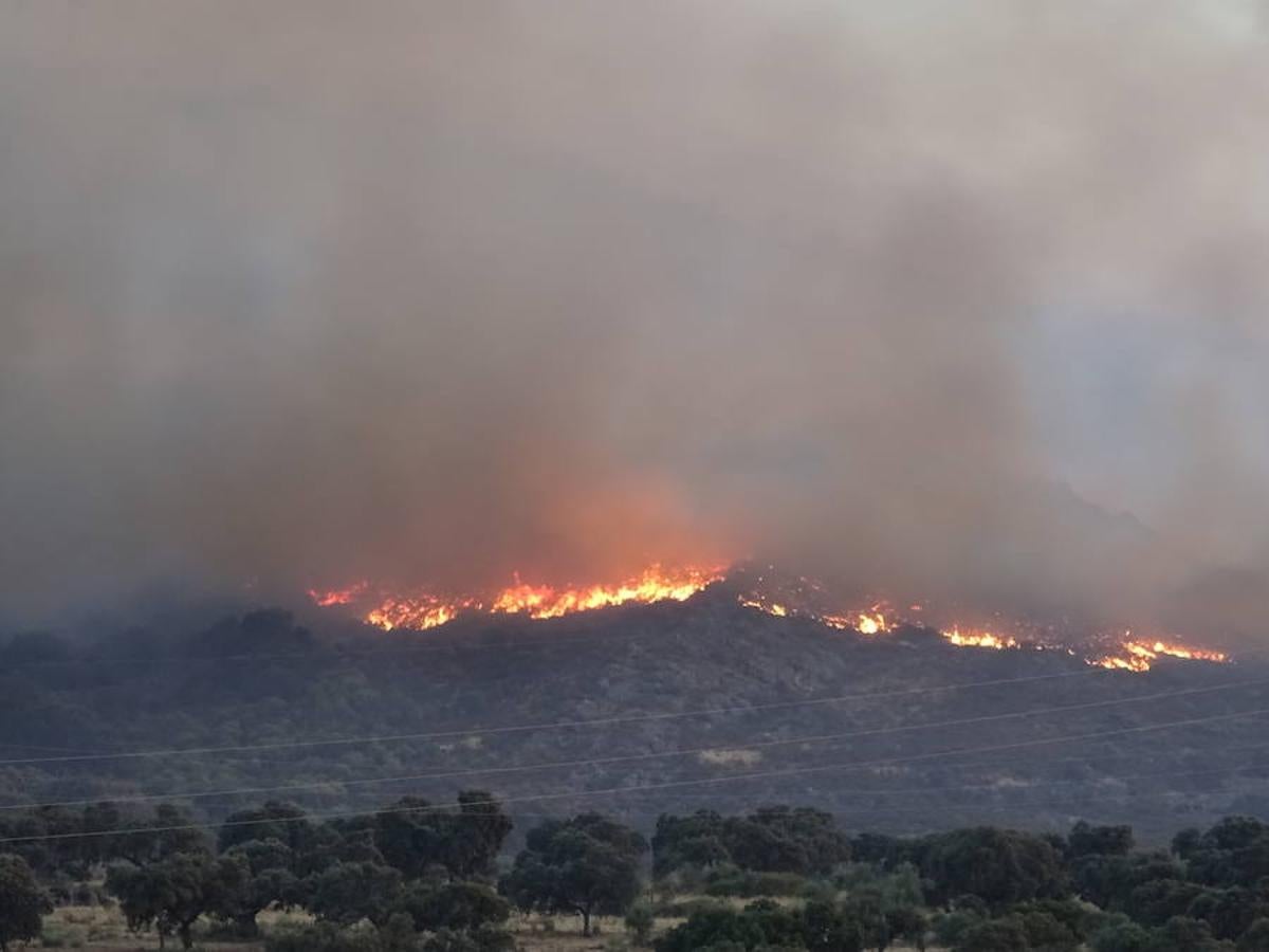 Noche de miedo en Calamonte por el incendio en la Sierra de San Serván