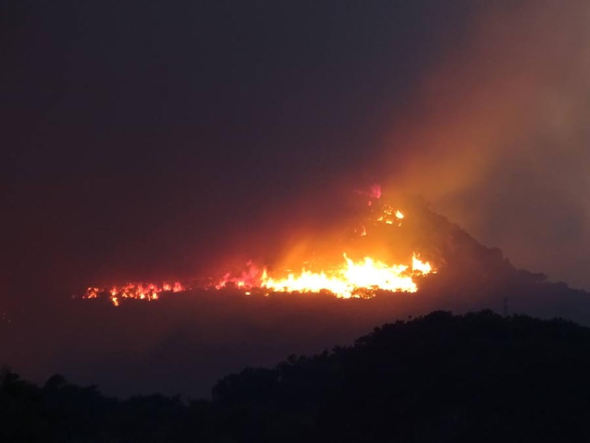 Noche de miedo en Calamonte por el incendio en la Sierra de San Serván