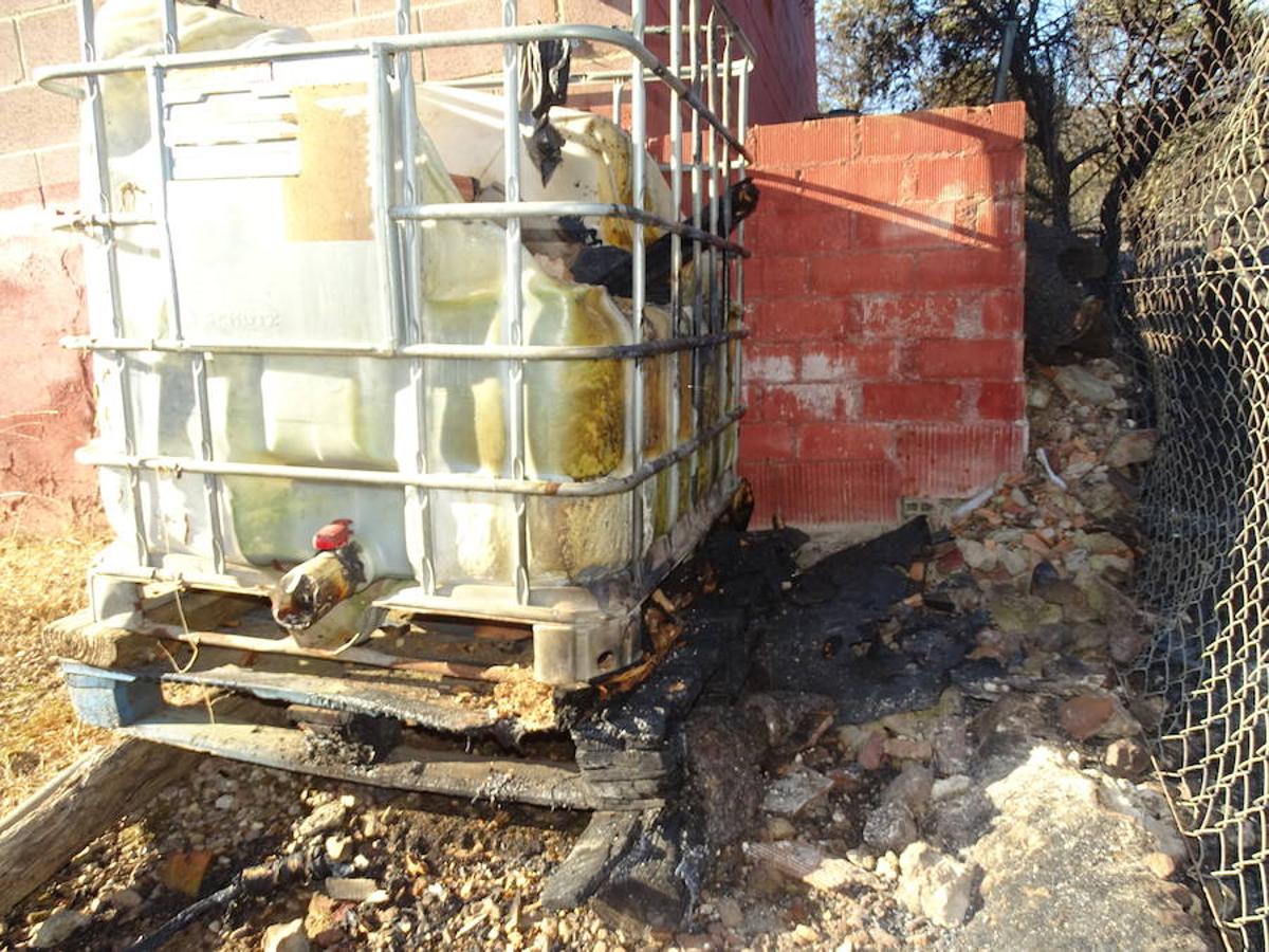 El fuego ha tenido en vilo la pasada noche a los vecinos de Arroyo y Calamonte y así estaban los terrenos afectados por el fuego esta mañana