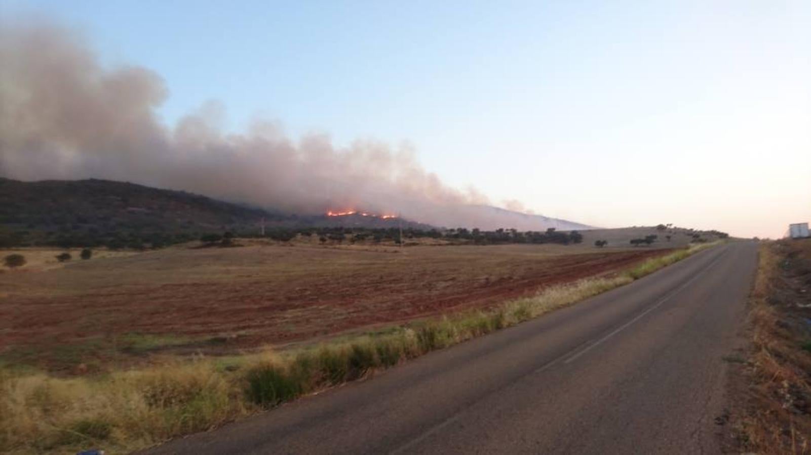 Noche de miedo en Calamonte por el incendio en la Sierra de San Serván