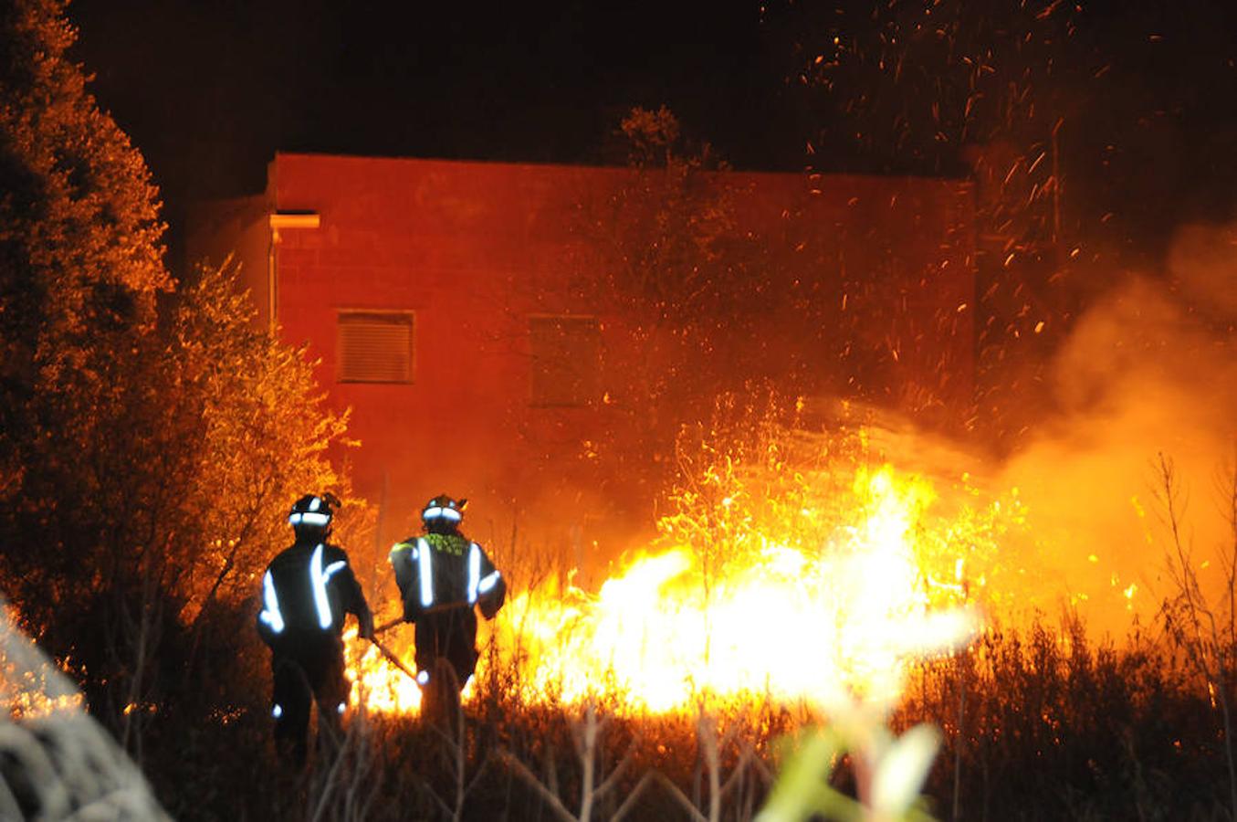 Noche de miedo en Calamonte por el incendio en la Sierra de San Serván