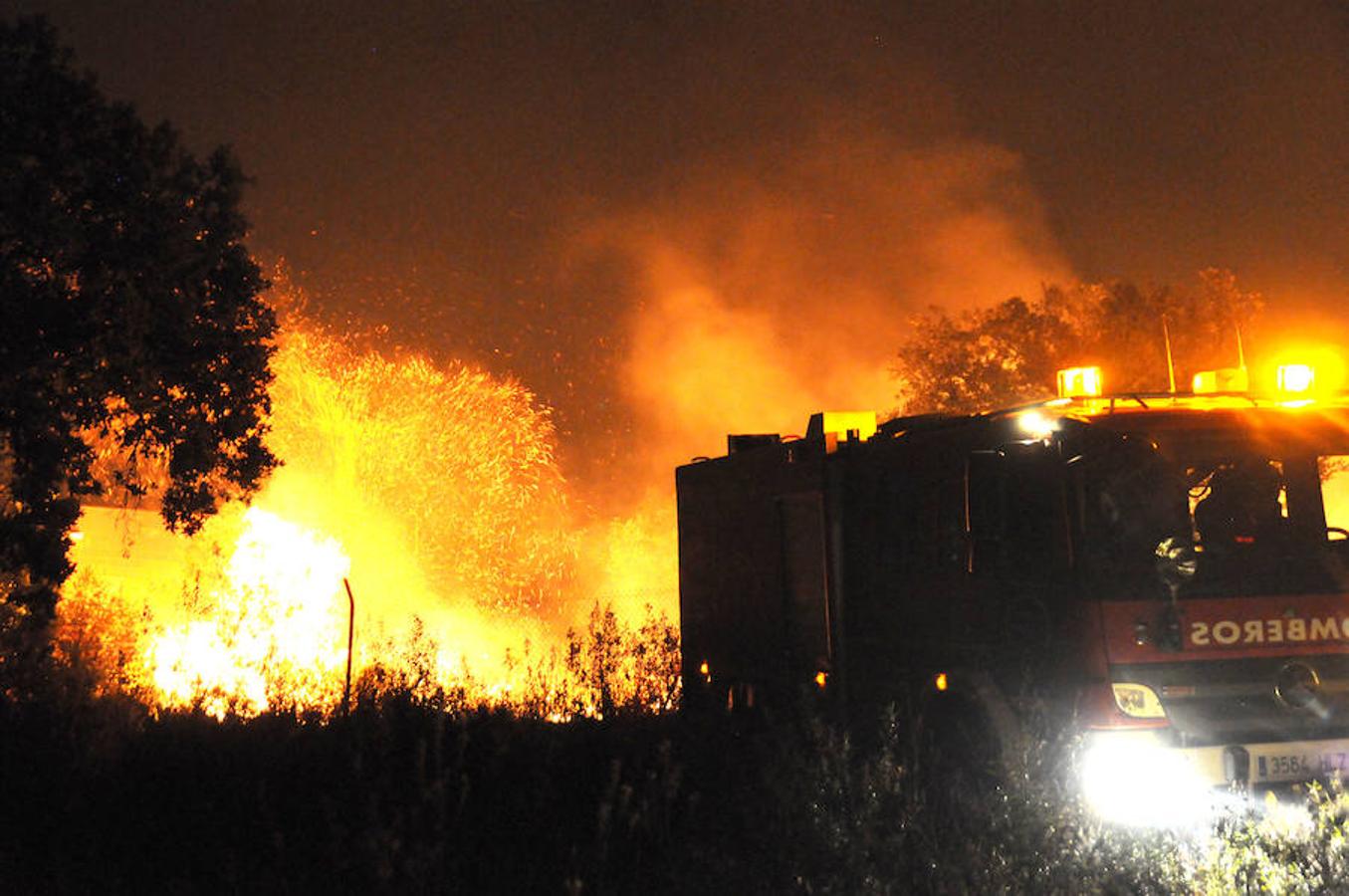 Noche de miedo en Calamonte por el incendio en la Sierra de San Serván