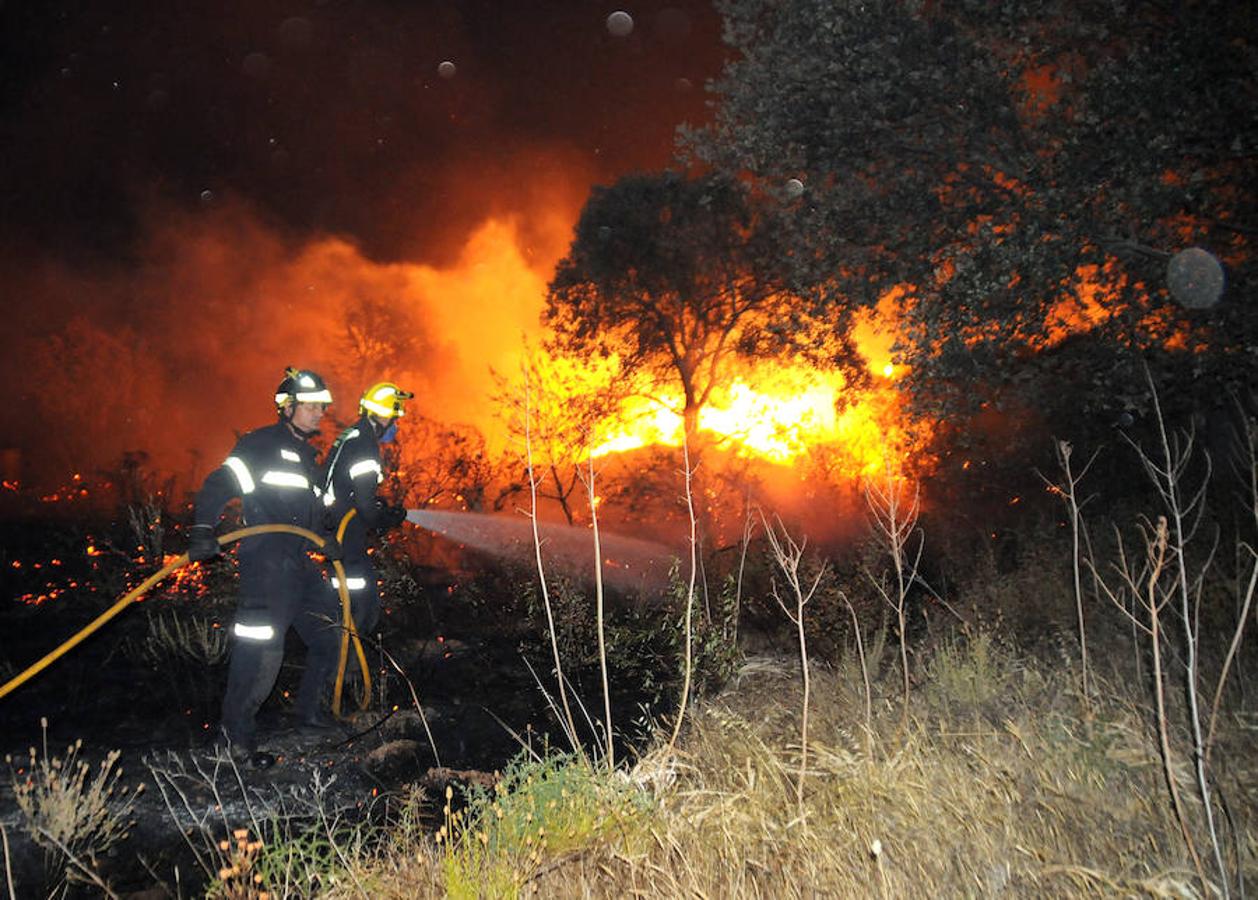 Noche de miedo en Calamonte por el incendio en la Sierra de San Serván