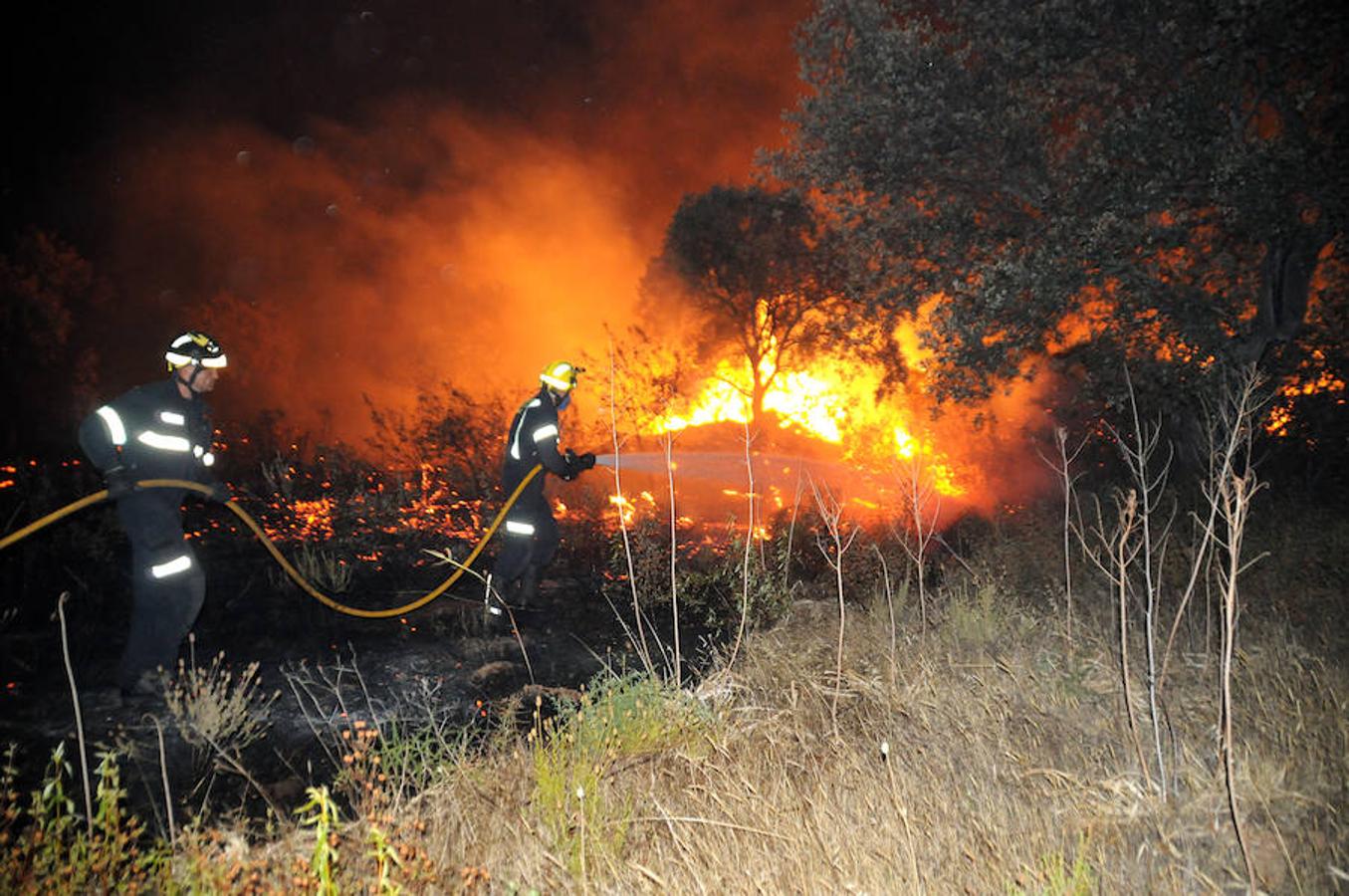 Noche de miedo en Calamonte por el incendio en la Sierra de San Serván