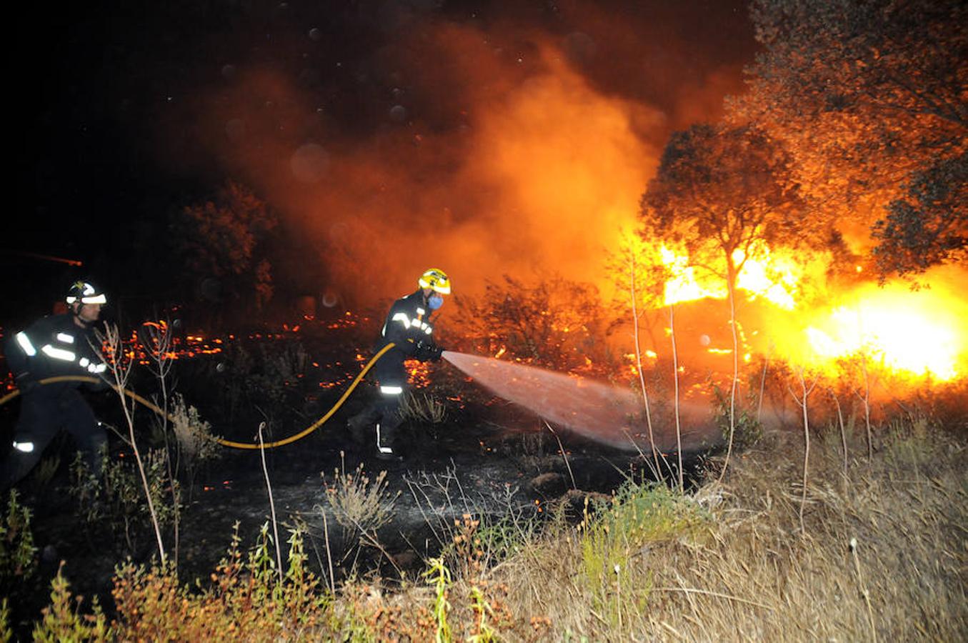 Noche de miedo en Calamonte por el incendio en la Sierra de San Serván