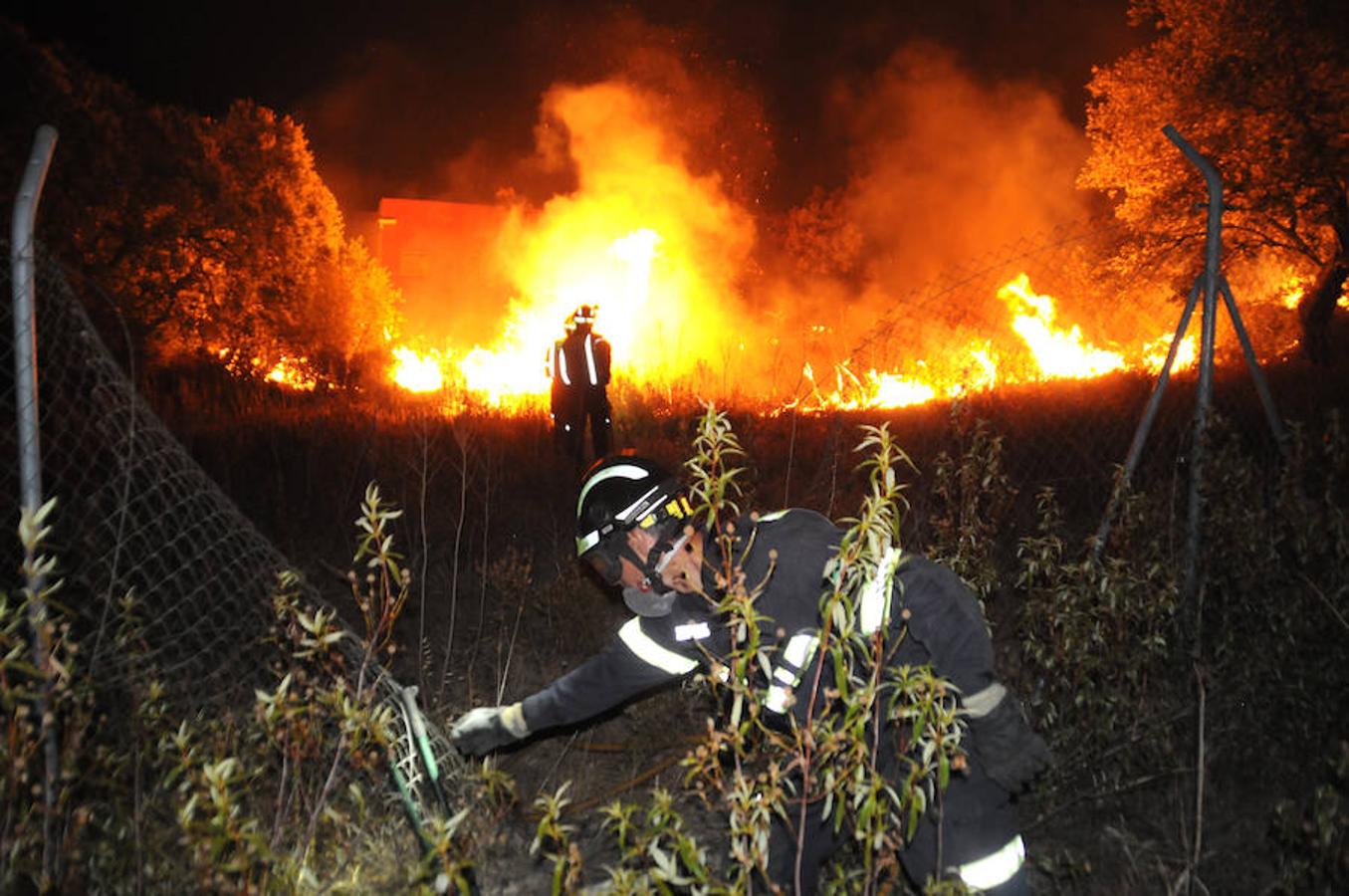 Noche de miedo en Calamonte por el incendio en la Sierra de San Serván