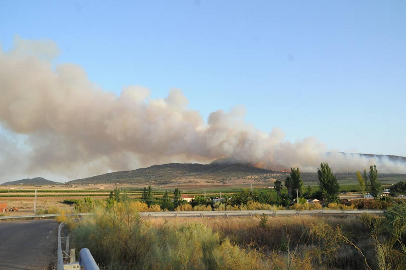 Noche de miedo en Calamonte por el incendio en la Sierra de San Serván