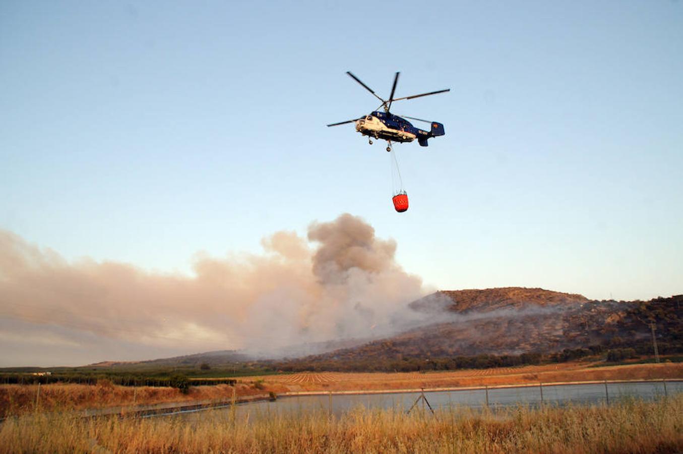 Noche de miedo en Calamonte por el incendio en la Sierra de San Serván