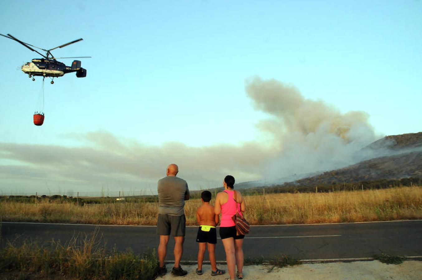 Noche de miedo en Calamonte por el incendio en la Sierra de San Serván