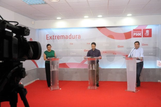 Eva Pérez, Enrique Pérez y Guillermo Fernández Vara, en el debate que mantuvieron el pasado miércoles en Mérida. :: brígido