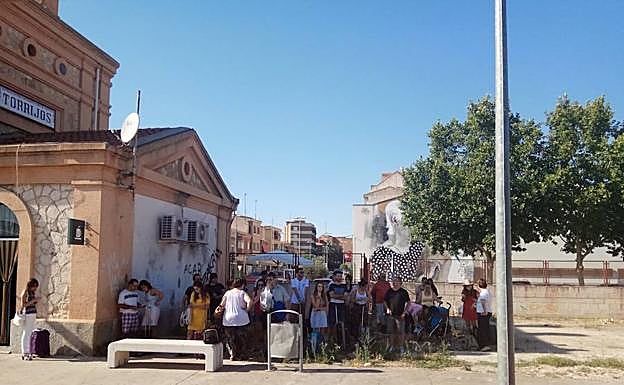 Los pasajeros buscando la sombra en la estación de Torrijos tras la avería del tren
