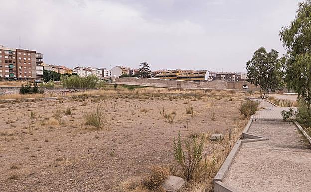 La urbanización se extiende entre el hornabeque del Puente de Palmas y Entrepuentes. 