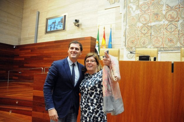 Albert Rivera y Victoria Domínguez, en una imagen de archivo en la Asamblea de Extremadura. :: hoy