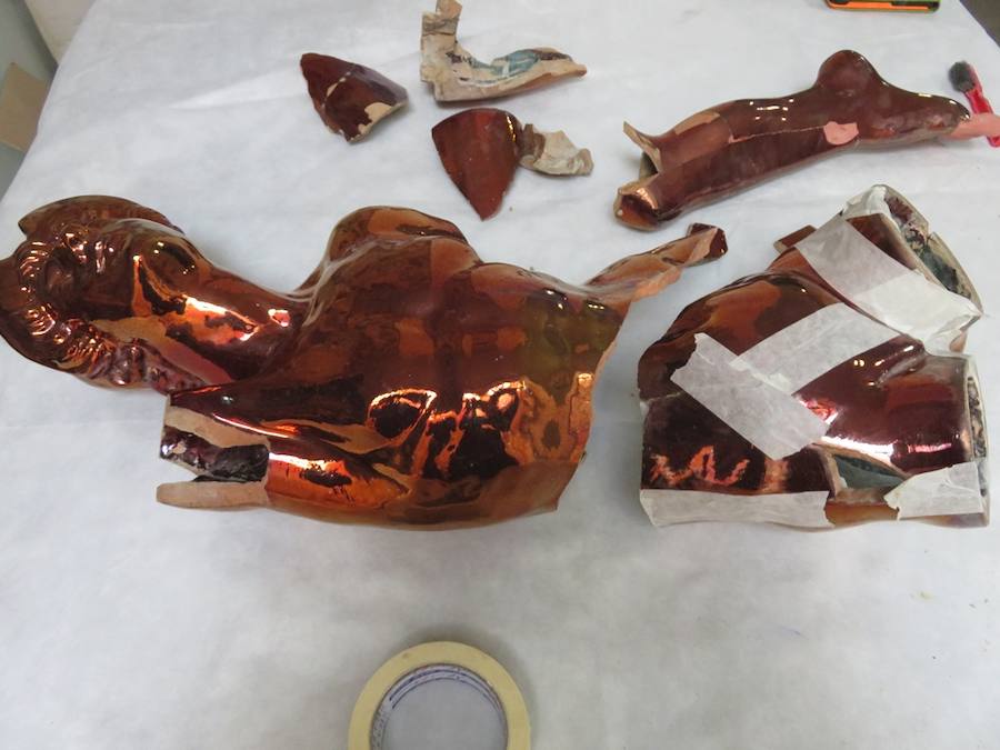 Comprobación del estado previo de los fragmentos del Giraldillo.