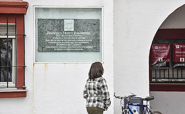 Placa de homenaje a Francisco Franco en la localidad pacense de Guadiana del Caudillo
