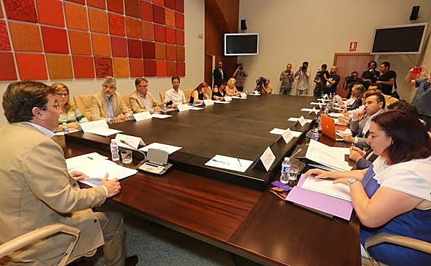 Reunión del Pacto por el Ferrocarril ayer en Mérida, en la que se acordaron movilizaciones