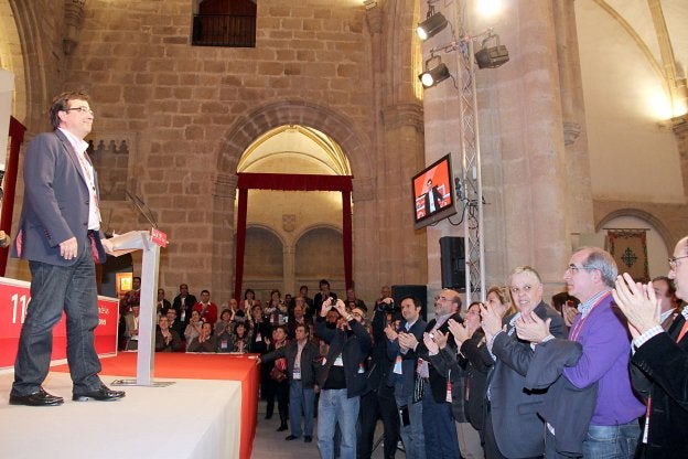 Vara recibe los aplausos de los delegados en el congreso regional celebrado en Cáceres en 2012. :: hoy