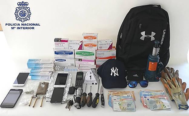 Roban en Cáceres tras ser liberados con cargos por atracar una farmacia en Madrid