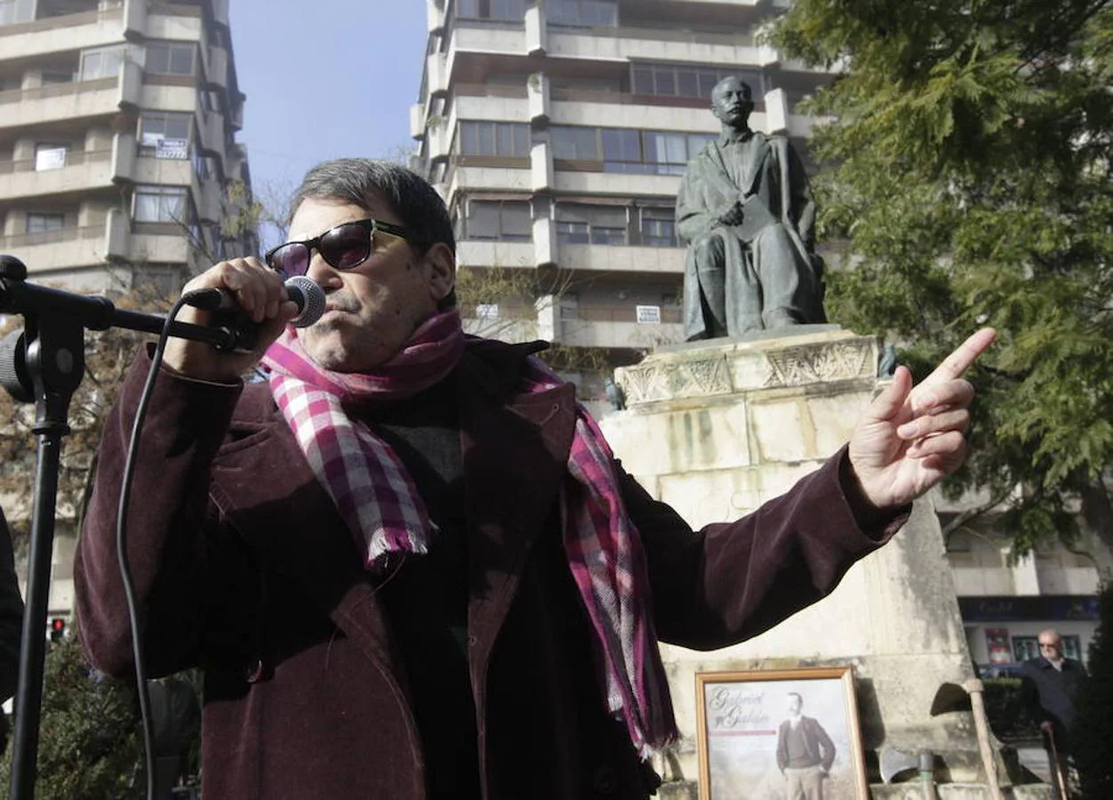 Pepe Extremadura cantando durante un homenaje al poeta Gabriel y Galán.