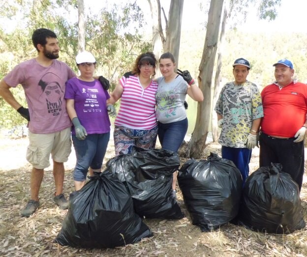 Voluntarios tras recoger la basura en la ribera del Zújar. :: f. h.