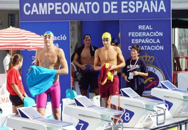 Miguel Durán, a la izquierda, antes de la carrera de 1.500. :: HOY