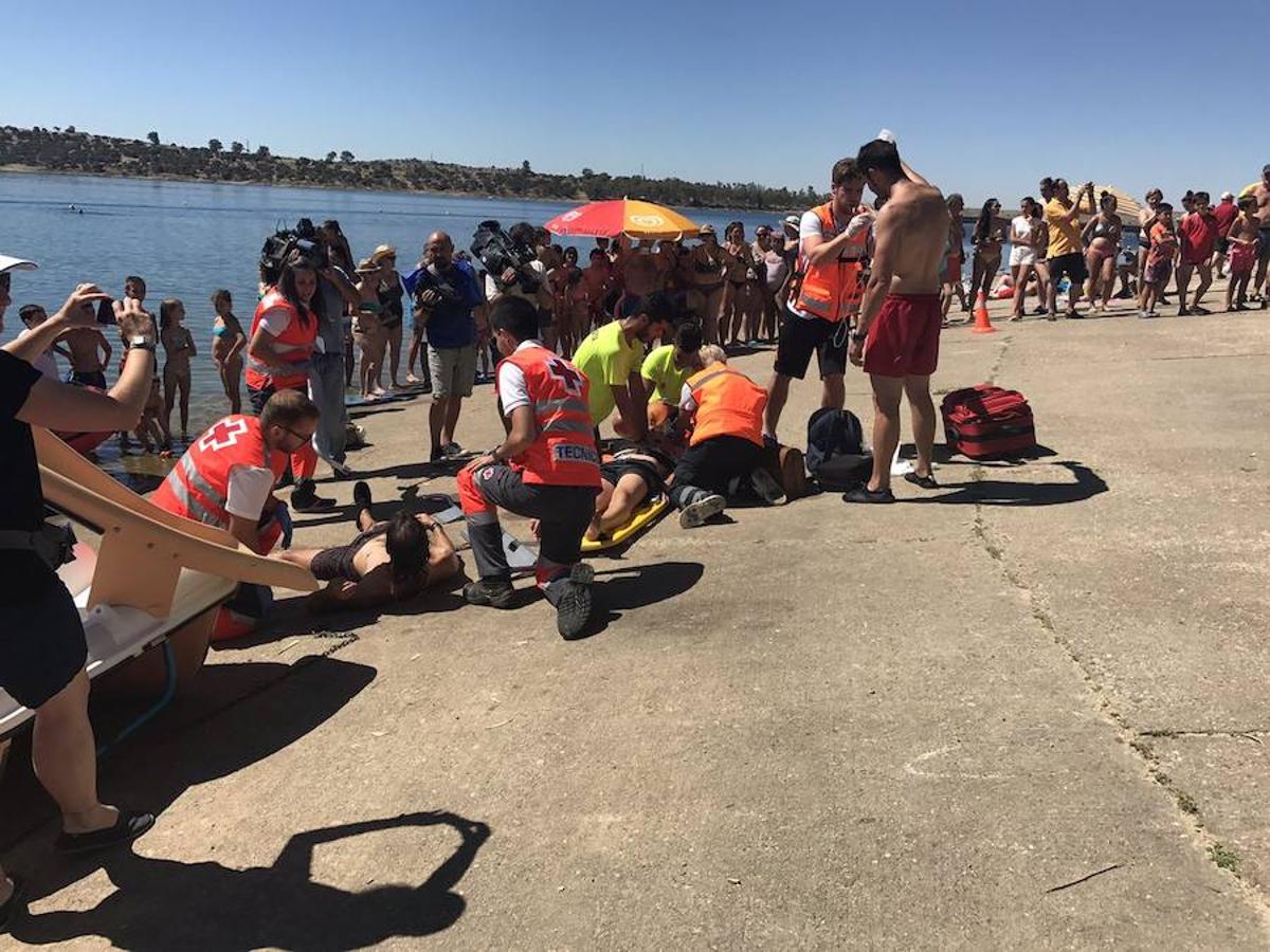 La situación que se plantea es un choque entre una embarcación de recreo con pedales y otra de motor con dos tripulantes