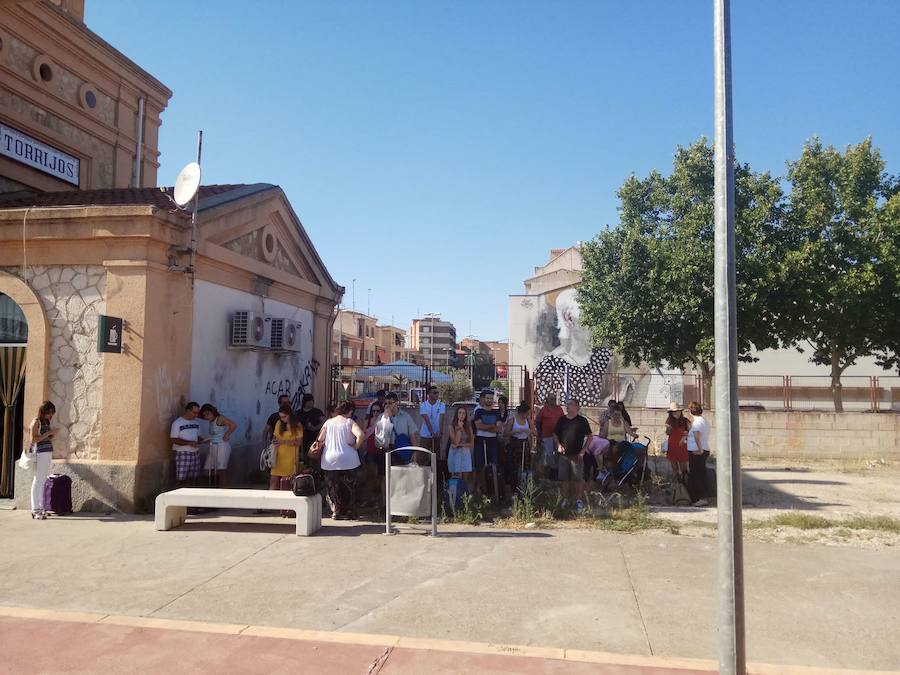 Los pasajeros buscando la sombra en la estación de Torrijos tras la avería del tren / LAURA FERNÁNDEZ