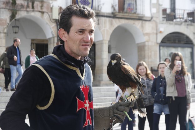 Exhibición de cetrería en el mercado medieval celebrado en noviembre en Cáceres. :: hoy