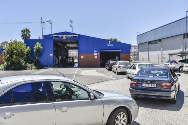 Conductores esperando para entrar en la nave principal de la ITV de El Nevero. :: J. V. Arnelas